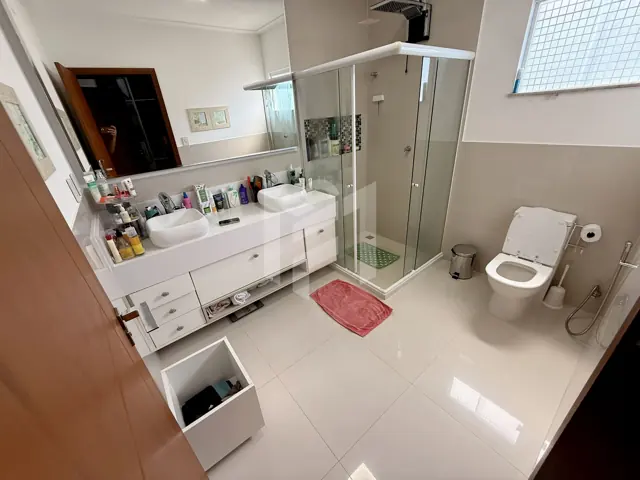 Banheiro com bancada ampla