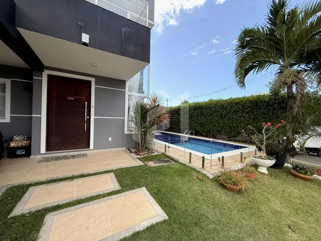 Piscina junto ao jardim