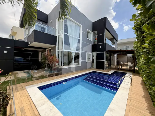 Piscina e fachada da casa